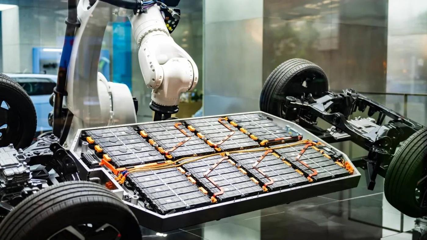 Almanya’nın yeni robotları, eski EV bataryalarını inceleyip işe yarayacakları ayıklıyor